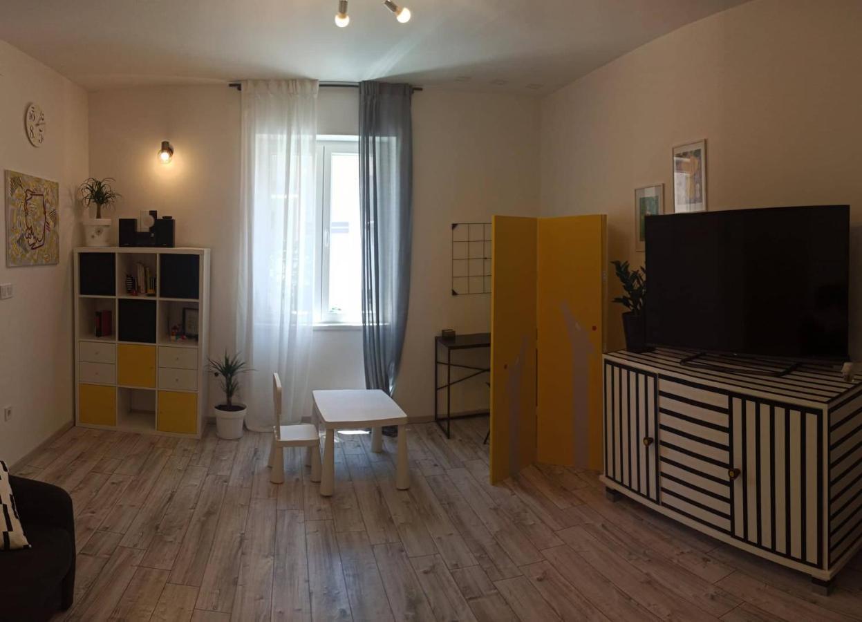 Novoureden Komforni Stan Od 90 M2 S Dvoristem Apartment Sibenik Bagian luar foto