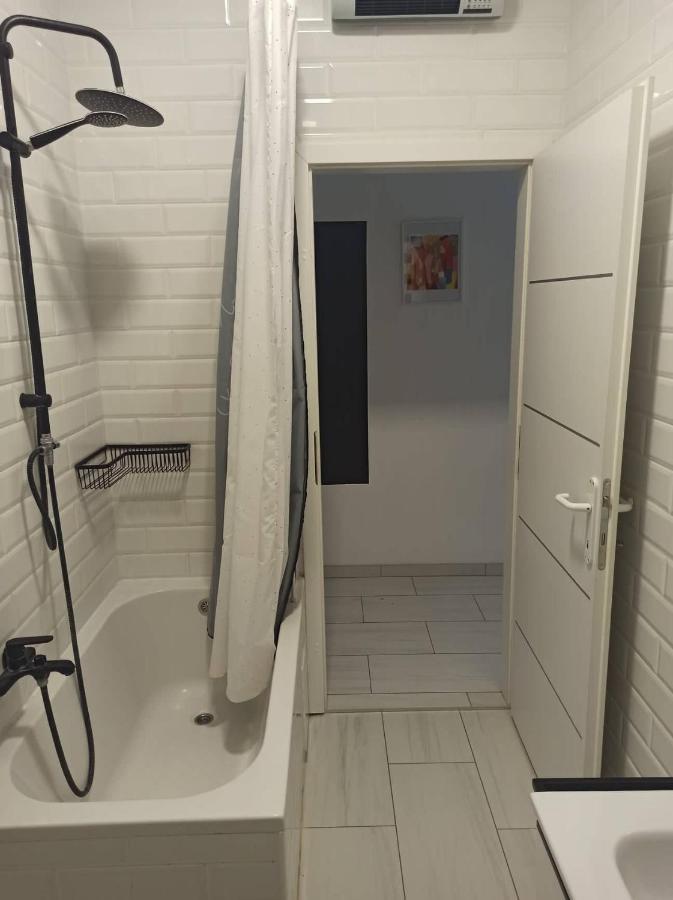 Novoureden Komforni Stan Od 90 M2 S Dvoristem Apartment Sibenik Bagian luar foto