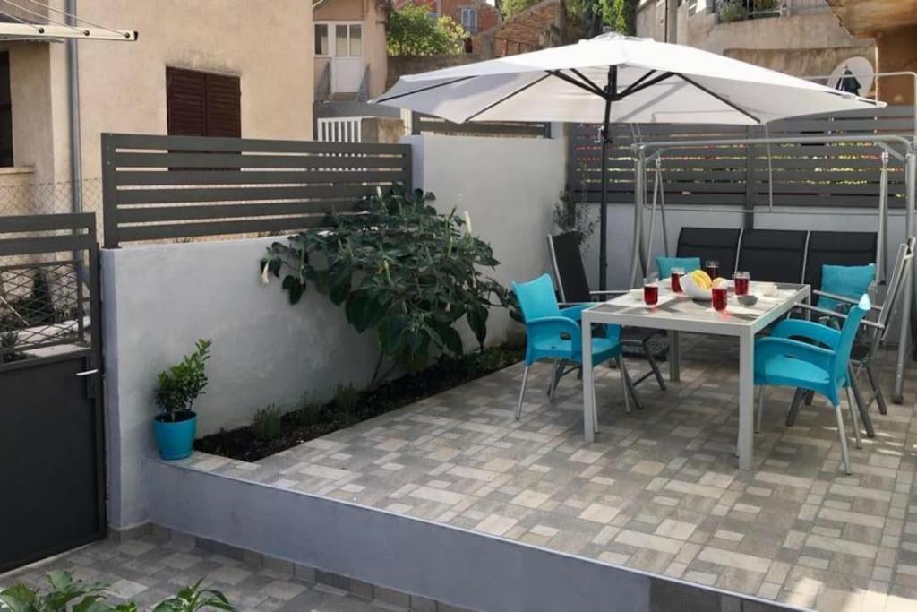 Novoureden Komforni Stan Od 90 M2 S Dvoristem Apartment Sibenik Ruang foto